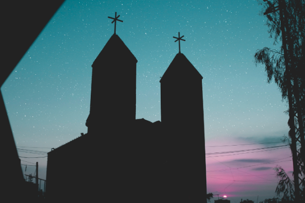 Pe. Dr. José Eduardo de Oliveira e Silva explica como o batismo nos insere na vida divina e confirma nossa filiação espiritual.