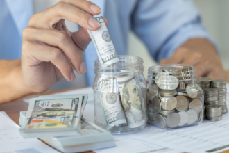 Kelsem Ricardo Rios Lima mostra como investir em dólar de forma segura e prática sem sair do Brasil.