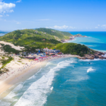 Conheça os destinos mais baratos para viajar no Brasil e descubra como Andrey de Oliveira Pontes mostra que é possível conhecer o país gastando pouco.