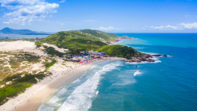 Conheça os destinos mais baratos para viajar no Brasil e descubra como Andrey de Oliveira Pontes mostra que é possível conhecer o país gastando pouco.