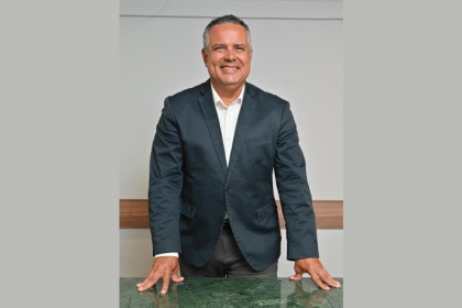 Neste artigo, Elmar Juan Passos Varjão Bomfim explica qual é o papel da inteligência artificial na segurança digital da engenharia e como tecnologias inteligentes estão fortalecendo a proteção de dados e sistemas no setor.