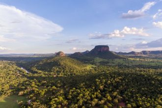 Vista aérea das colinas e áreas verdes de Piraputanga, em Mato Grosso do Sul.
