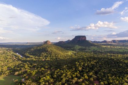 Vista aérea das colinas e áreas verdes de Piraputanga, em Mato Grosso do Sul.