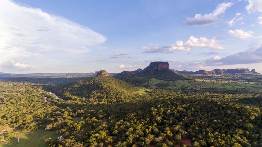 Vista aérea das colinas e áreas verdes de Piraputanga, em Mato Grosso do Sul.